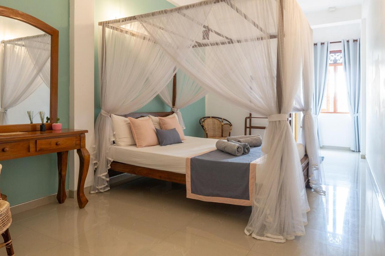 Rise - Bed & Breakfast Weligama Bagian luar foto